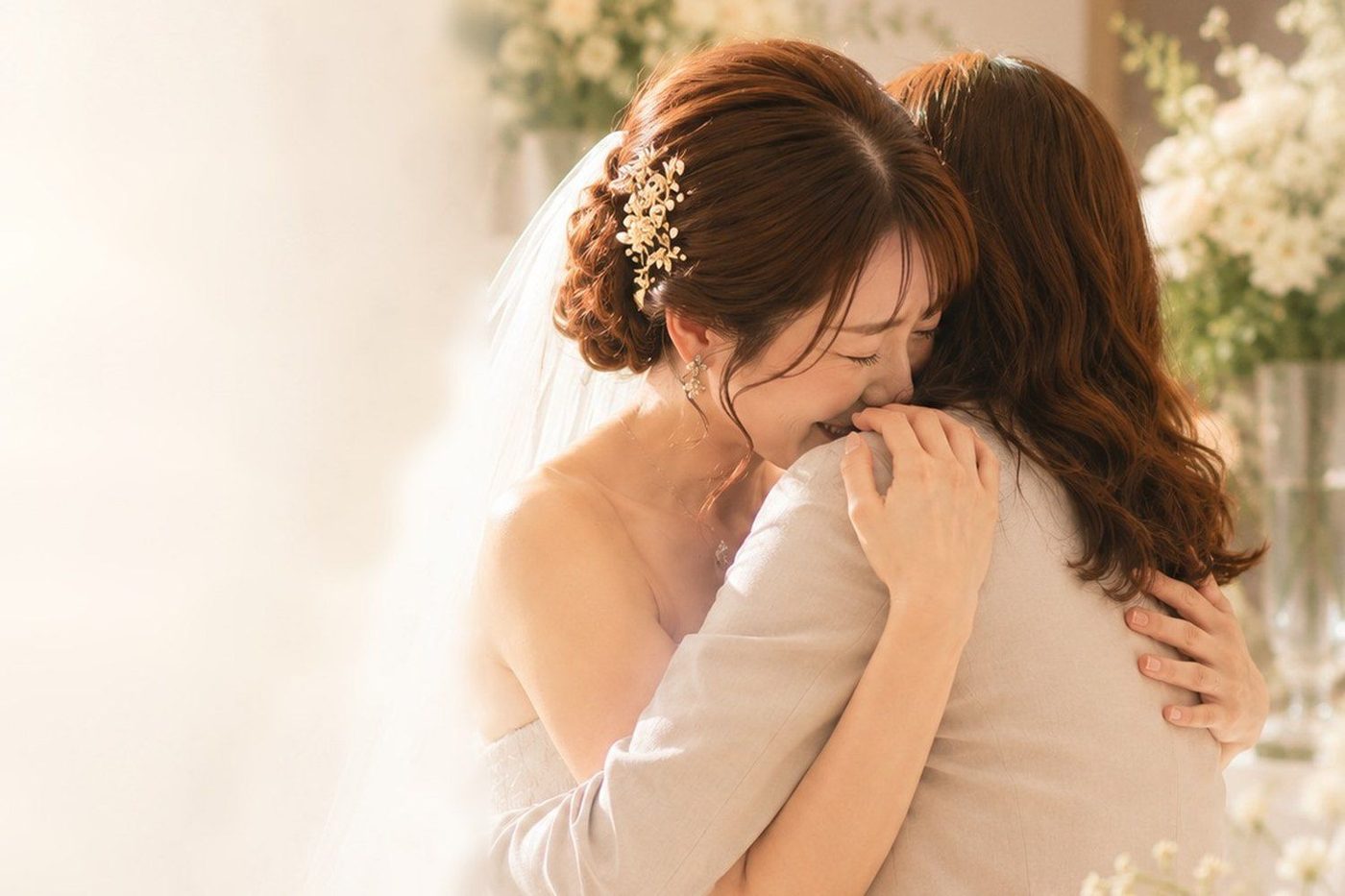 結婚式で抱き合う新郎新婦