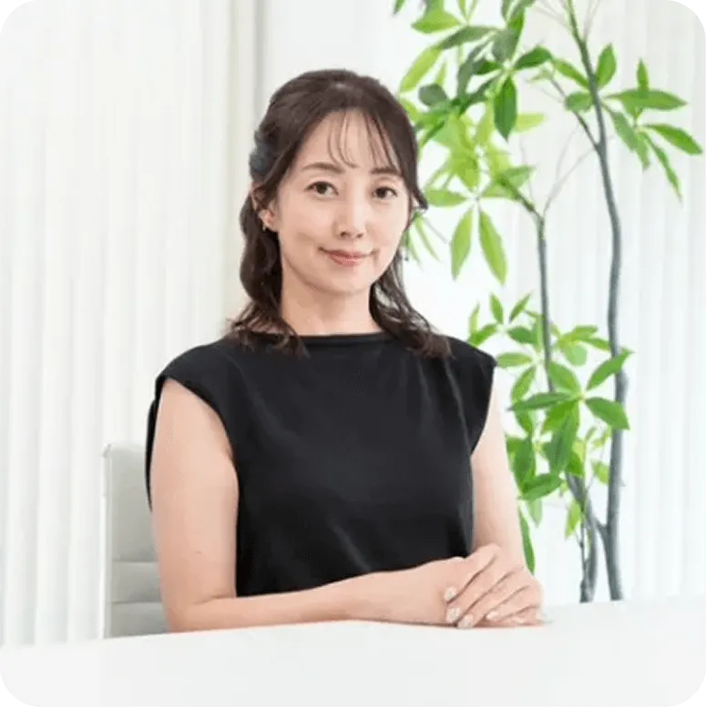 結婚相談所アイラマリエのカウンセラーが相談席に座っている写真