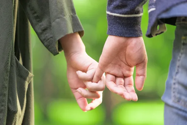 デート中のカップルが手をつないで歩いている様子