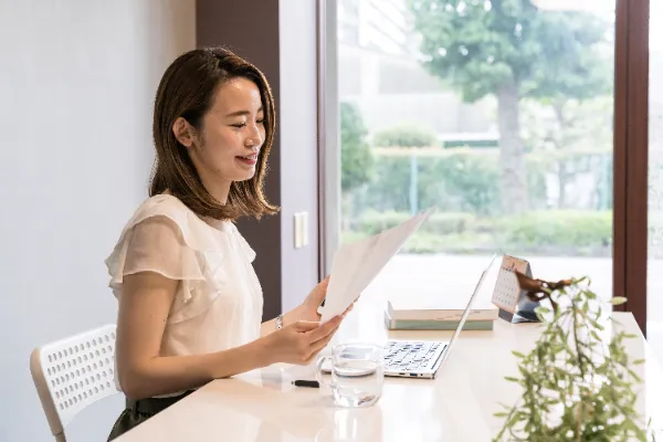 結婚相談所アイラマリエのカウンセラーが婚活資料を確認している場面