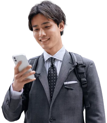 婚活中の男性がスマートフォンで結婚相談所のメッセージを確認している様子