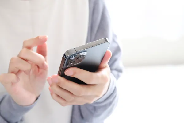 スマートフォンで婚活サービスを利用する様子