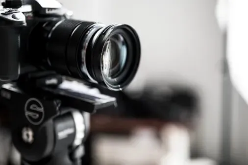 プロフィール写真撮影に使用するカメラのクローズアップ