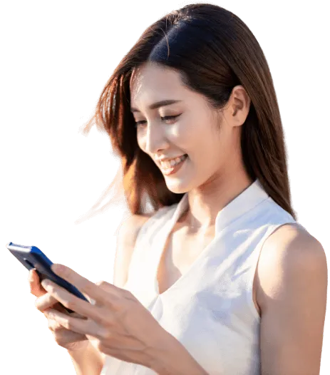 婚活中の女性がスマートフォンで結婚相談所のメッセージを確認している様子